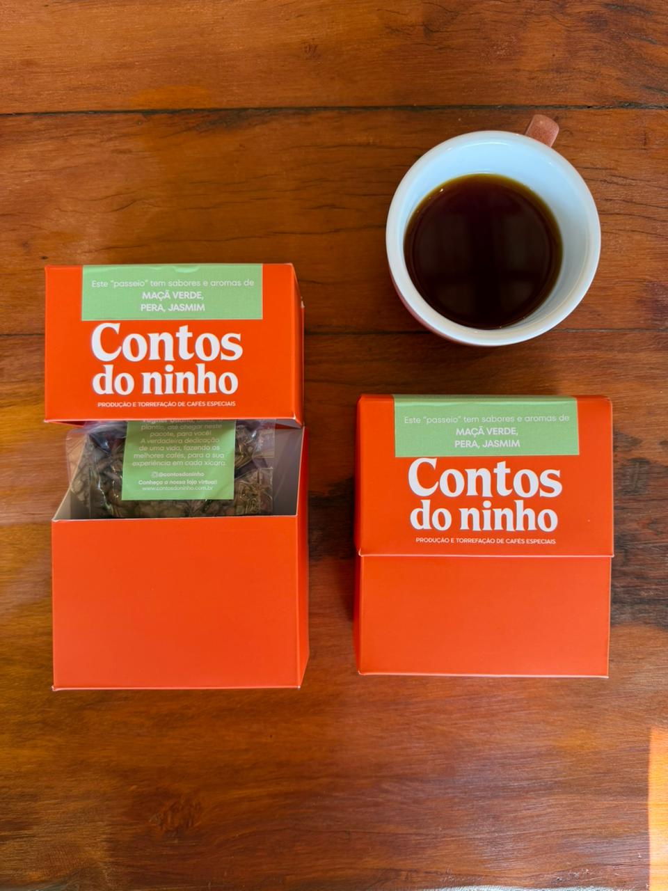 b903e01510658d1cec86a2880011a3e3.jpeg Café Contos do Ninho em grão 200g - Passeio na Floresta - Maçã verde, Pêra e Jasmim - Imagem 1